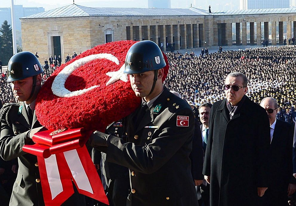 Erdogan (d) en el 76 aniversario de la muerte de Atatürk, fundador de la República de Turquía (Efe).
