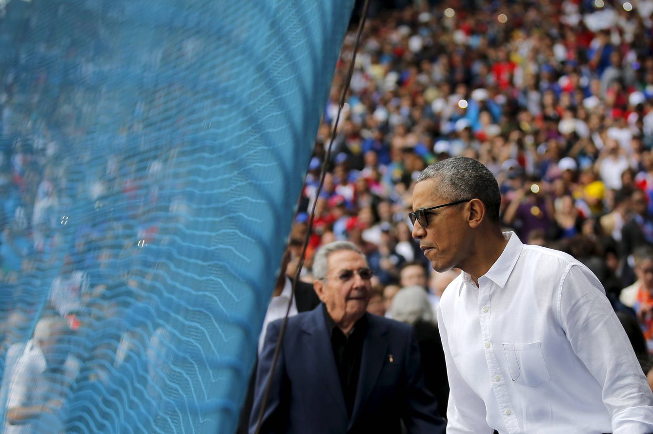 Barack Obama y Raúl Castro en un partido de béisbol, en el Estadio Latinoamericano, en La Habana. (Reuters)
