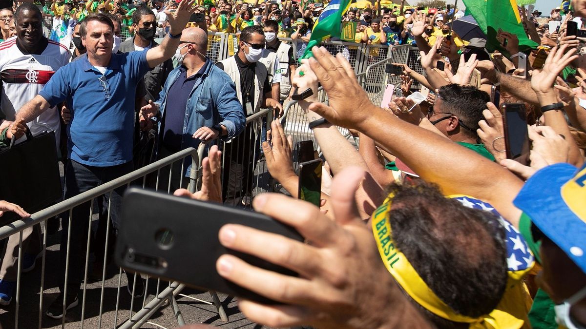 Brasil supera los 500.000 casos mientras Bolsonaro marcha a caballo a su favor