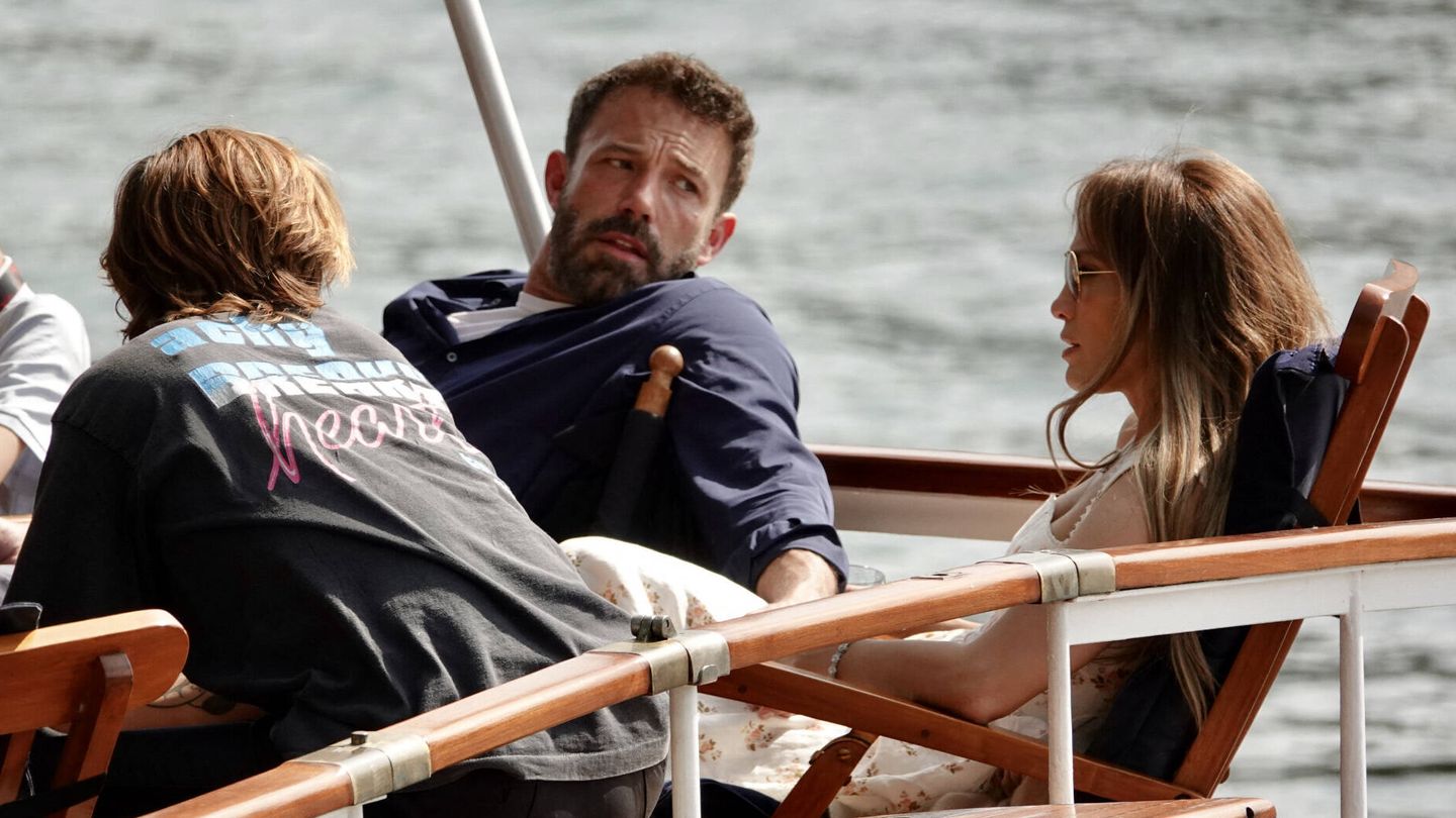 Jennifer Lopez y Ben Affleck, en el barco. (Gtres)