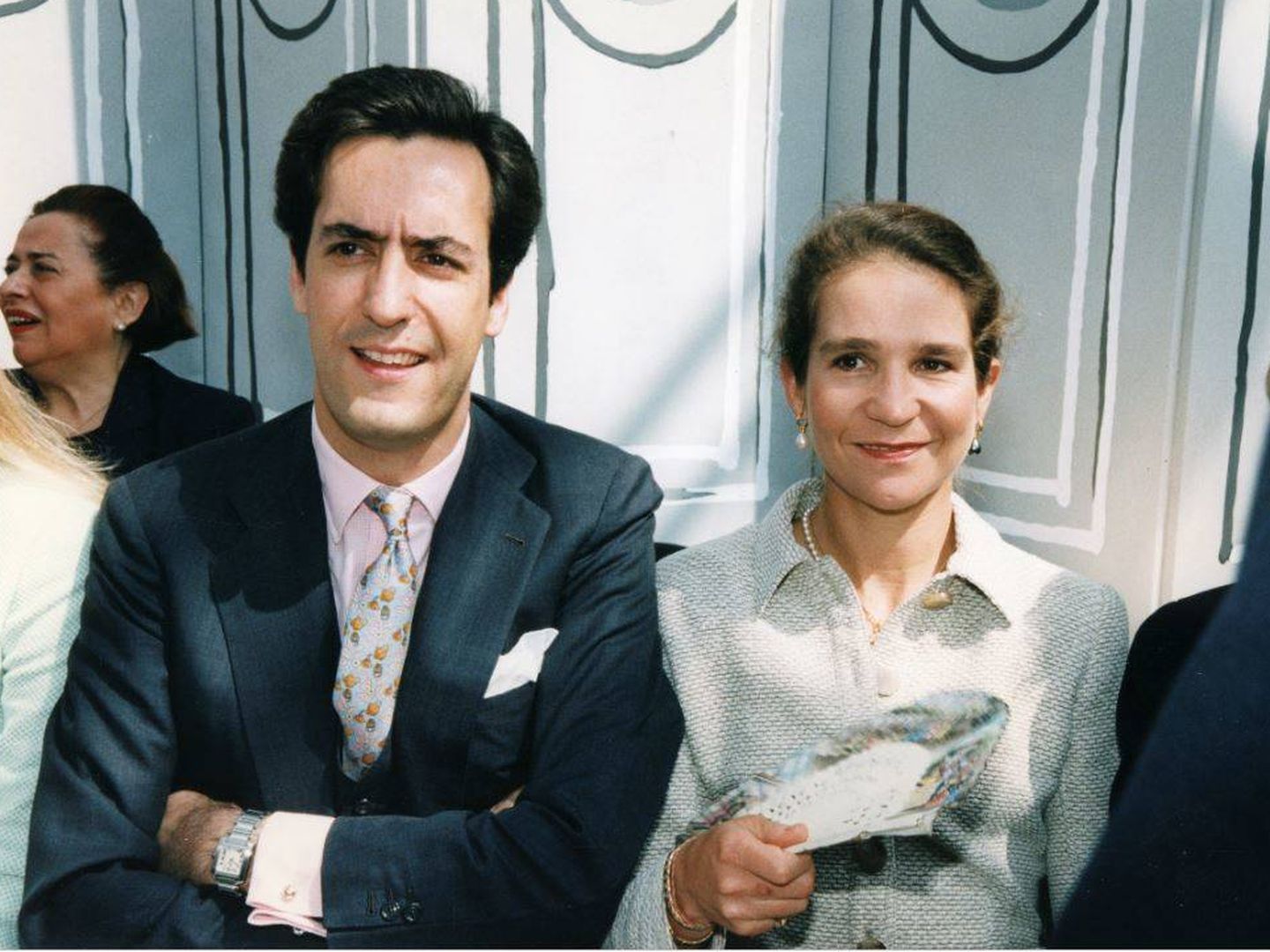Jaime de Marichalar y la infanta Elena en un desfile de Chanel en París en 1997. (Getty)
