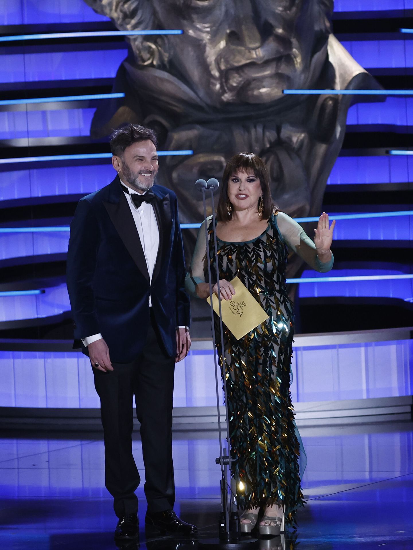 Fernando Tejero y Loles León entregan el premio a mejor actor de reparto. (EFE/Chema Moya)