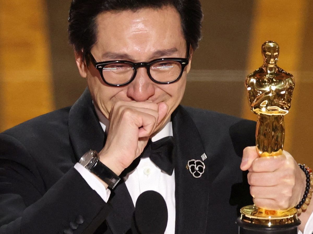 Foto: Ke Quan con el Oscar por mejor actor de reparto (REUTERS)