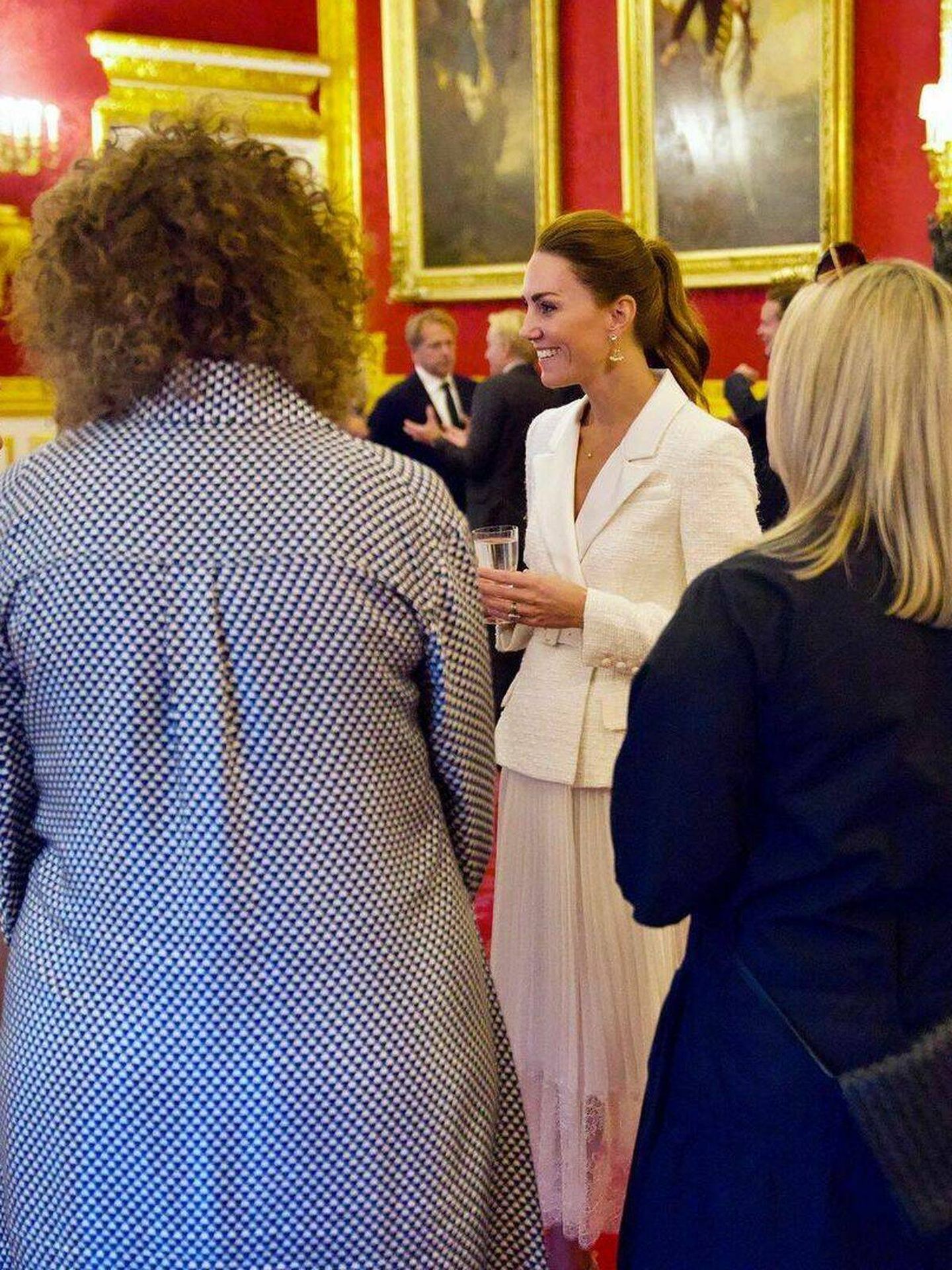 Kate Middleton luce el vestido de Self-Portrait. (Palacio de Kensington)
