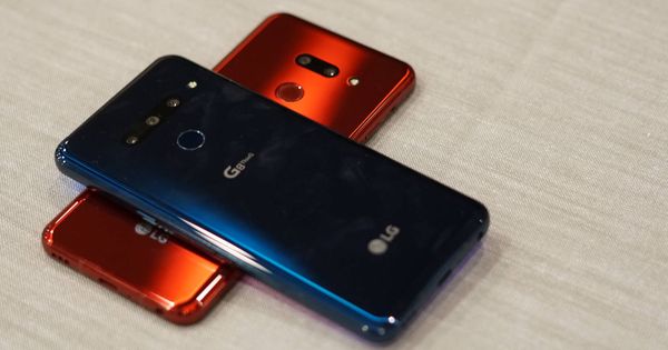 Foto: El LG G8, en dos colores y dos versiones. (M. Mcloughlin)
