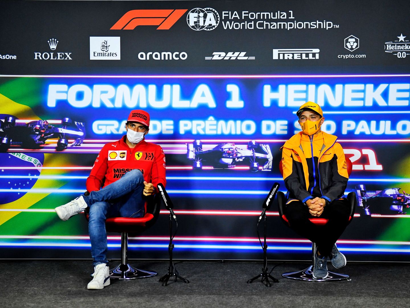 Carlos Sainz en la rueda de prensa junto a su gran rival y amigo Lando Norris. (Efe)