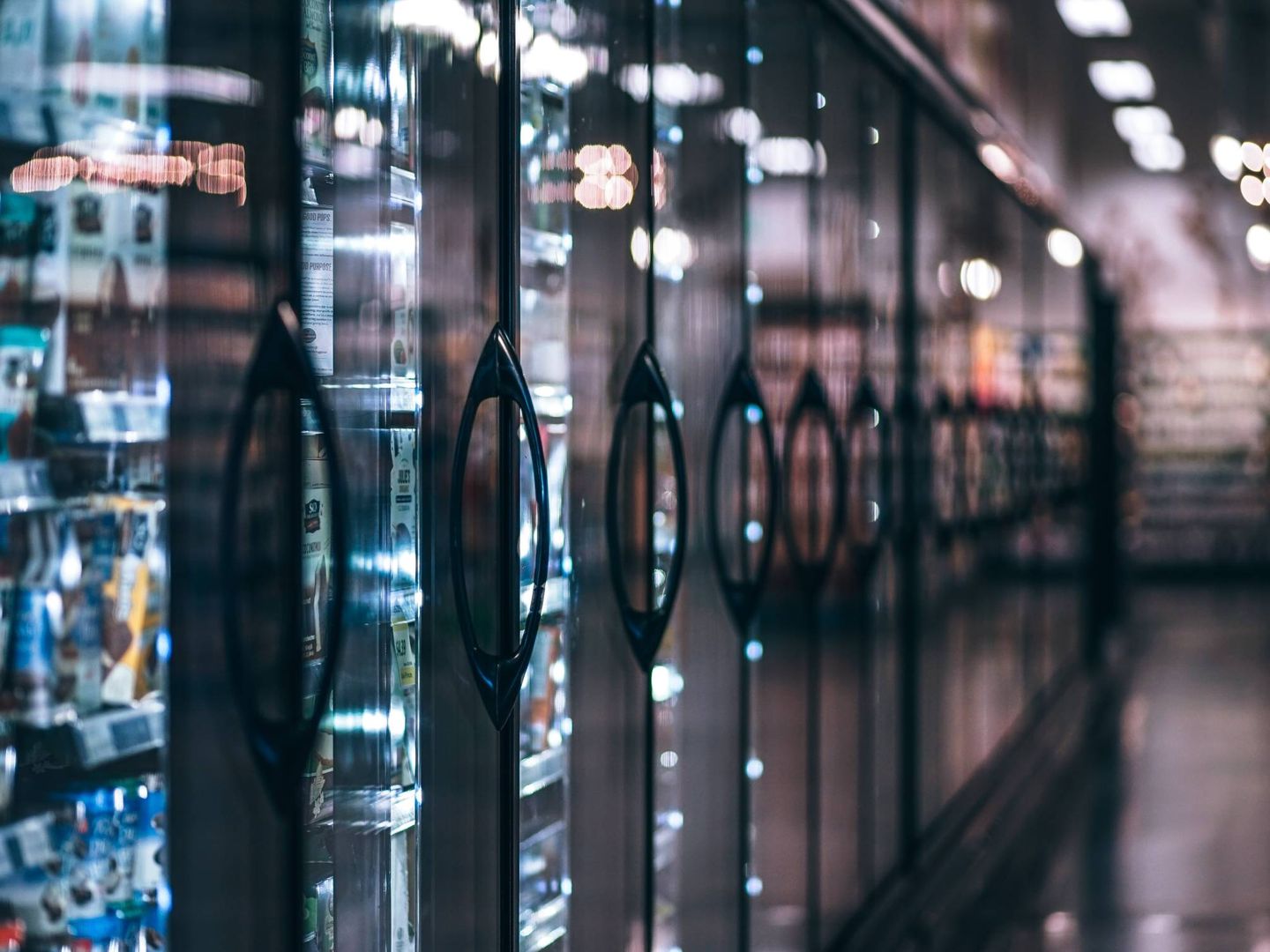 Los congeladores verticales se utilizan mucho en supermercados y tiendas