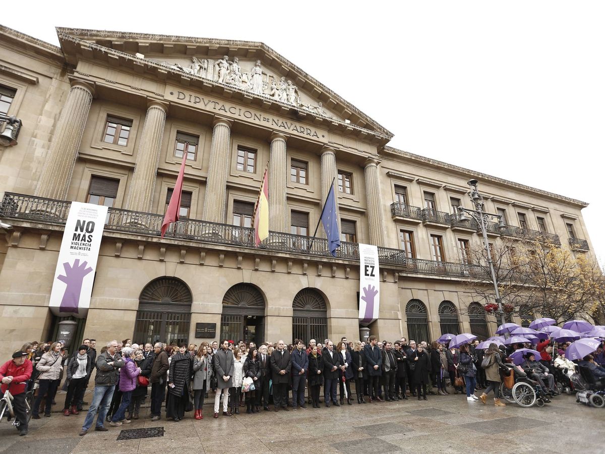 Foto: Manifestación contra la violencia machista frente al Palacio de Navarra, el pasado año 2017. (EFE)