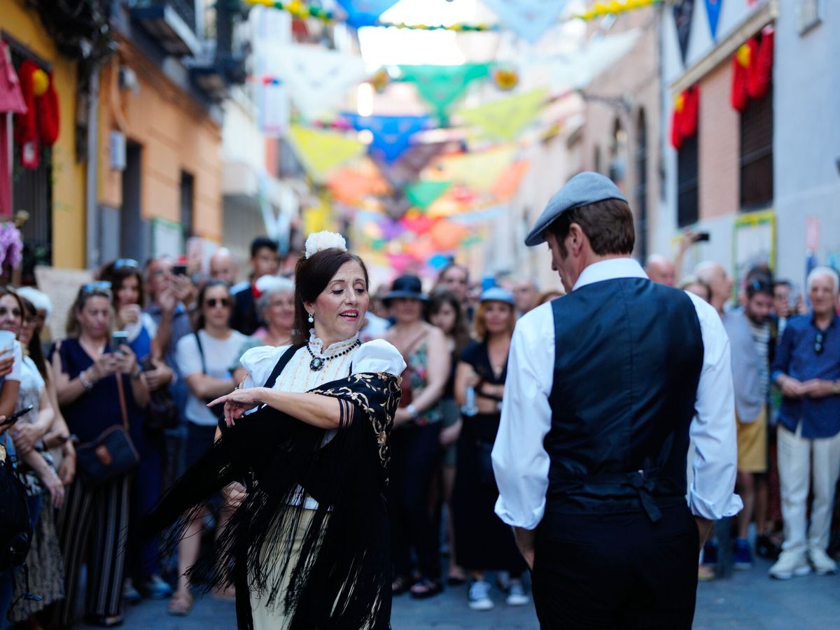 Foto: Dos personas vestidas de chulapos bailan en el pregón de las fiestas de San Cayetano en Madrid. (EFE/Borja Sánchez-trillo)