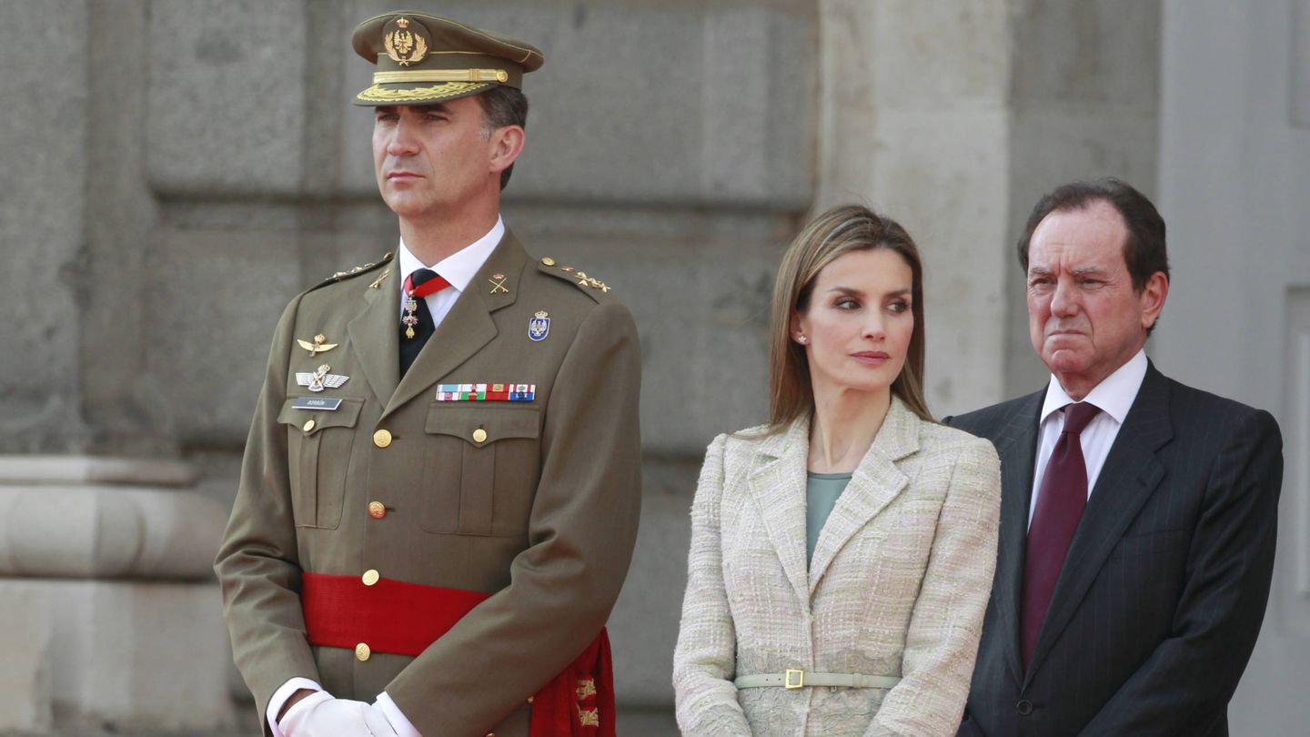 Los reyes Felipe y Letizia, con Jaime Alfonsín. (Gtres)