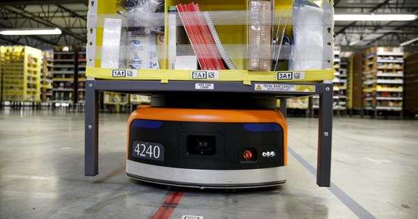 Foto: Uno de los robots que Amazon ya utiliza en sus almacenes. (Reuters)