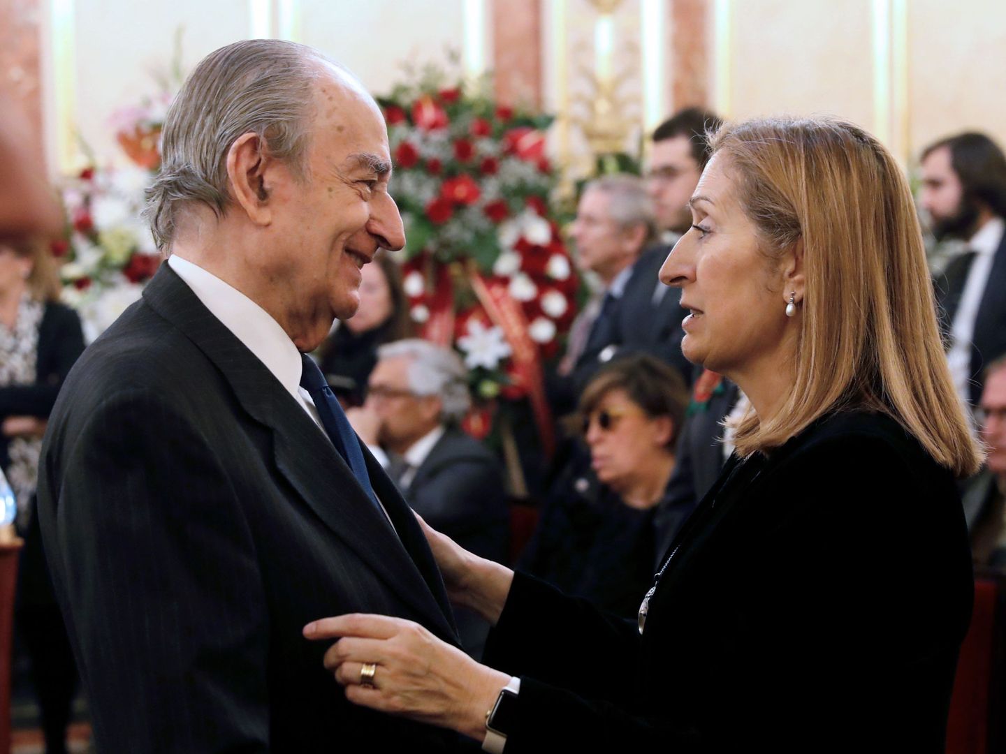 Landelino Lavilla, presidente de la sección primera del Consejo de Estado, saluda a Ana Pastor, presidenta del Congreso, el pasado 5 de diciembre, en la capilla ardiente por Manuel Marín. (EFE)