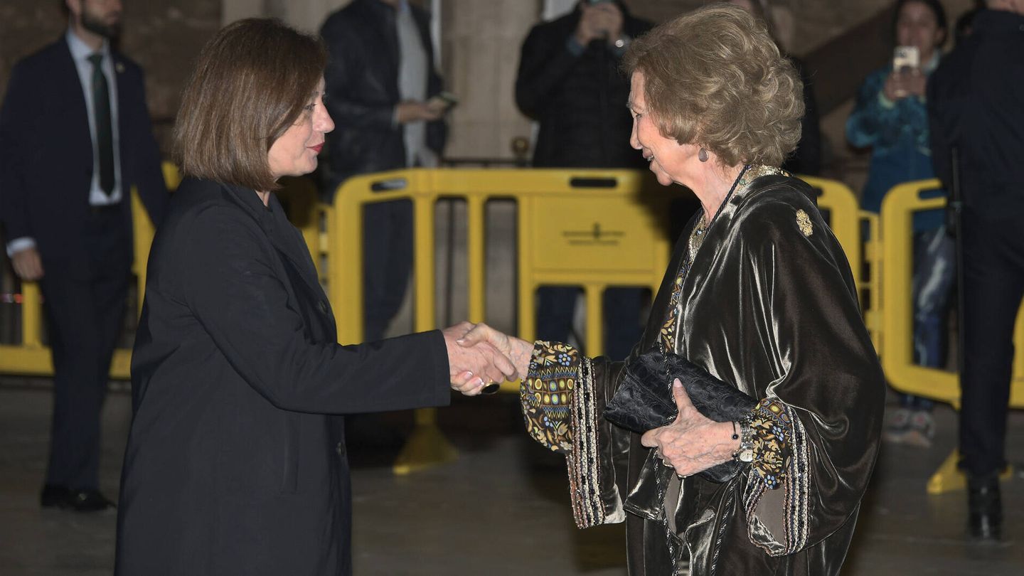 Francina Armengol saluda a la reina Sofía a su llegada a la catedral de Palma. (Gtres)