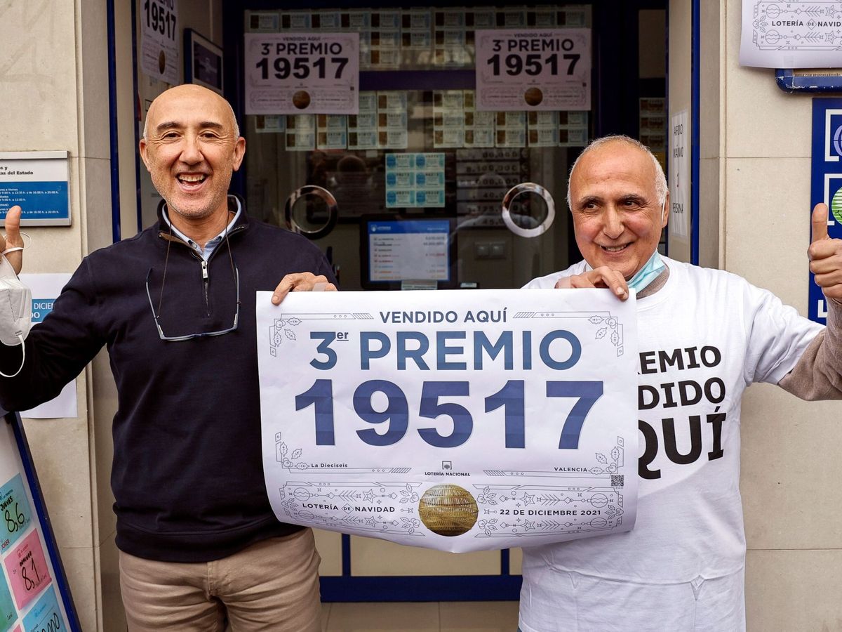 Foto: Los hermanos Olmedo, que han repartido 51 millones del tercer premio en Valencia. (EFE/Biel Aliño)