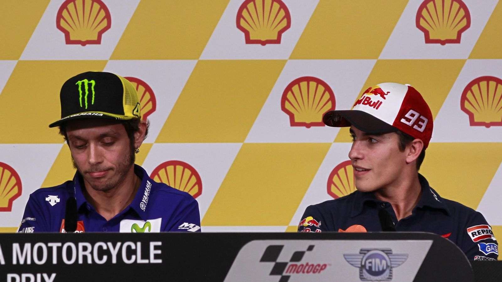 Foto: Valentino Rossi junto a Márquez en la rueda de prensa de Malasia (Efe).