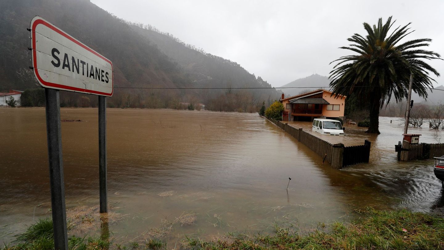 Desbordamiento del río Sella a su paso por Santianes, en Asturias. (EFE)