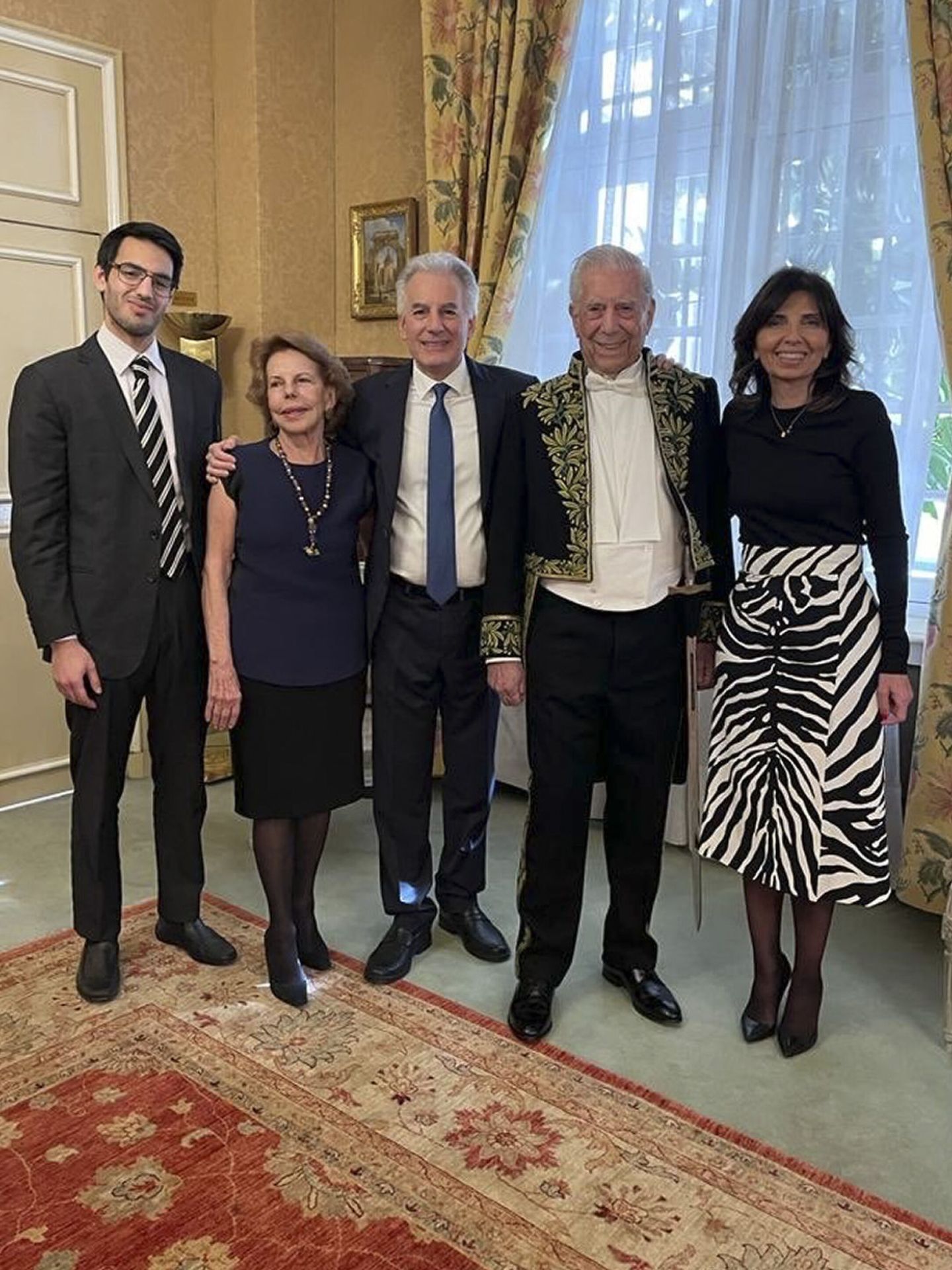 Mario Vargas Llosa, acompañado de parte de su familia. (EFE)