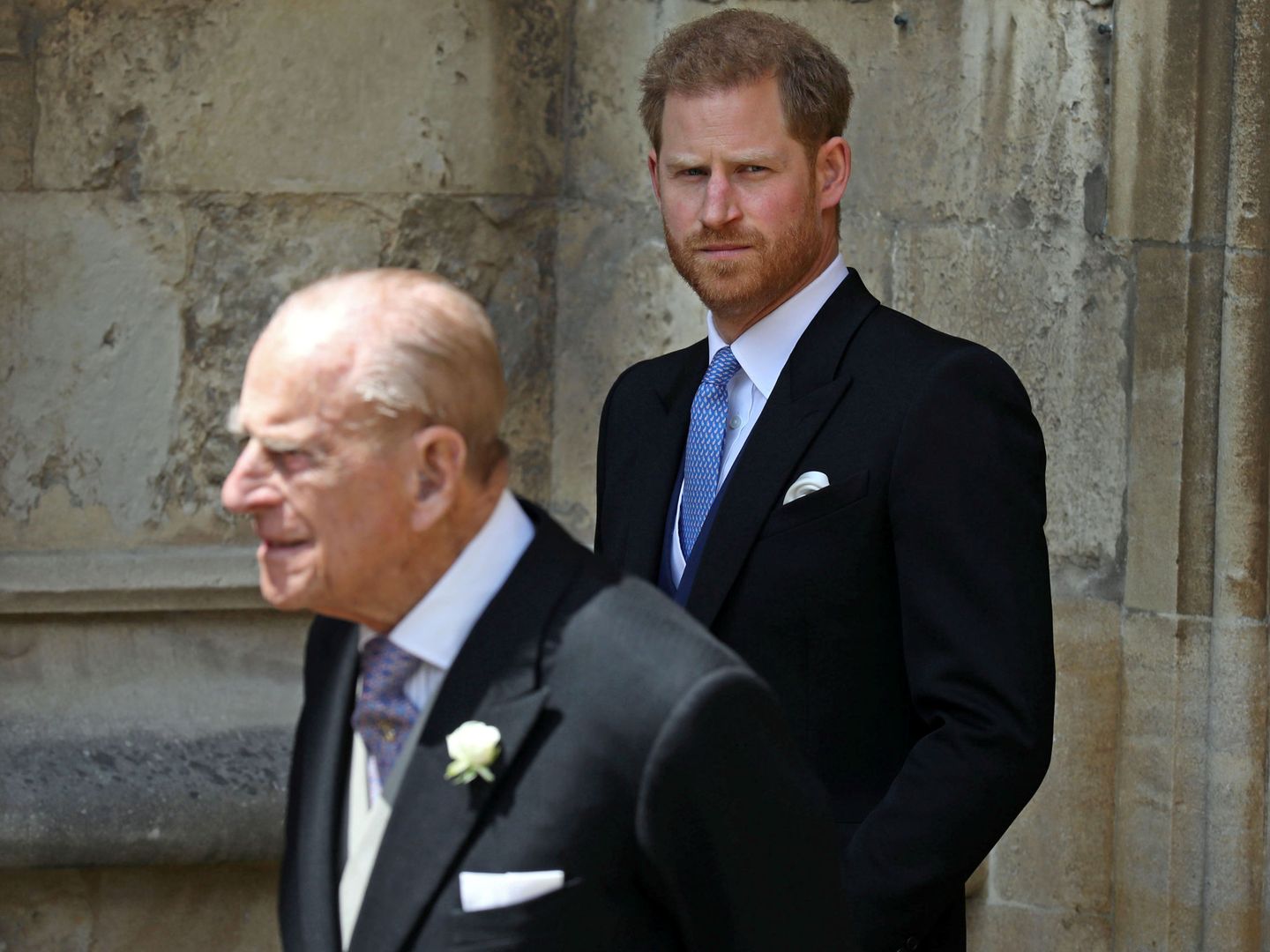 El príncipe Harry, junto al duque de Edimburgo en la boda de Gabriella Windsor. (Reuters)