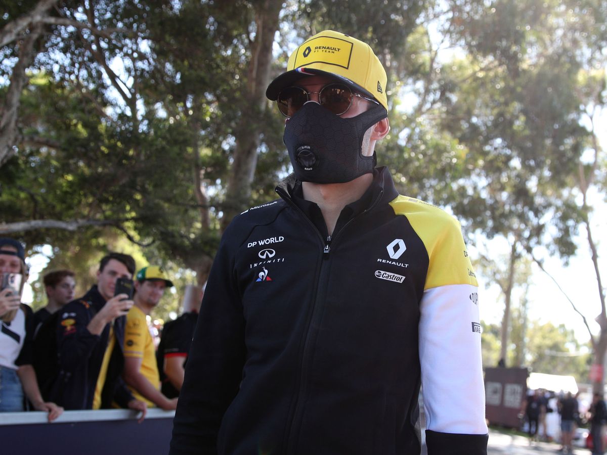 Foto: Esteban Ocon, de Renault, con una máscara en Albert Park. (Reuters)