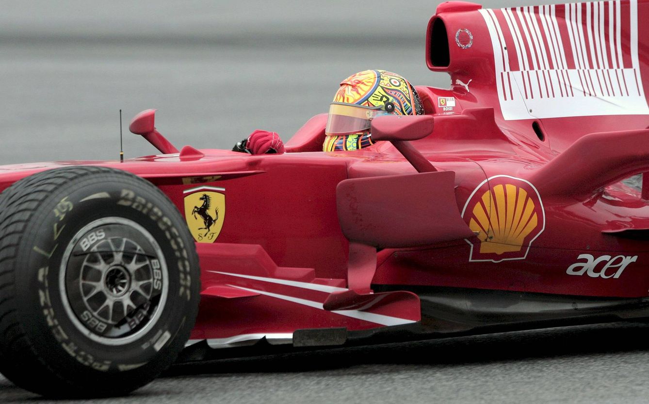 Valentino Rossi con el Ferrari de F1, en 2010. (EFE/ Andreu Dalmau)
