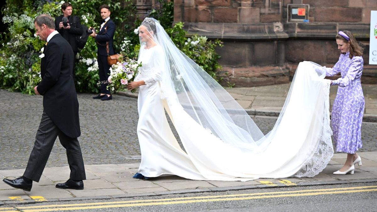 El vestido de novia de Olivia Henson para su boda con el duque de Westminster: minimalista, con detalles de encaje y escote en la espalda