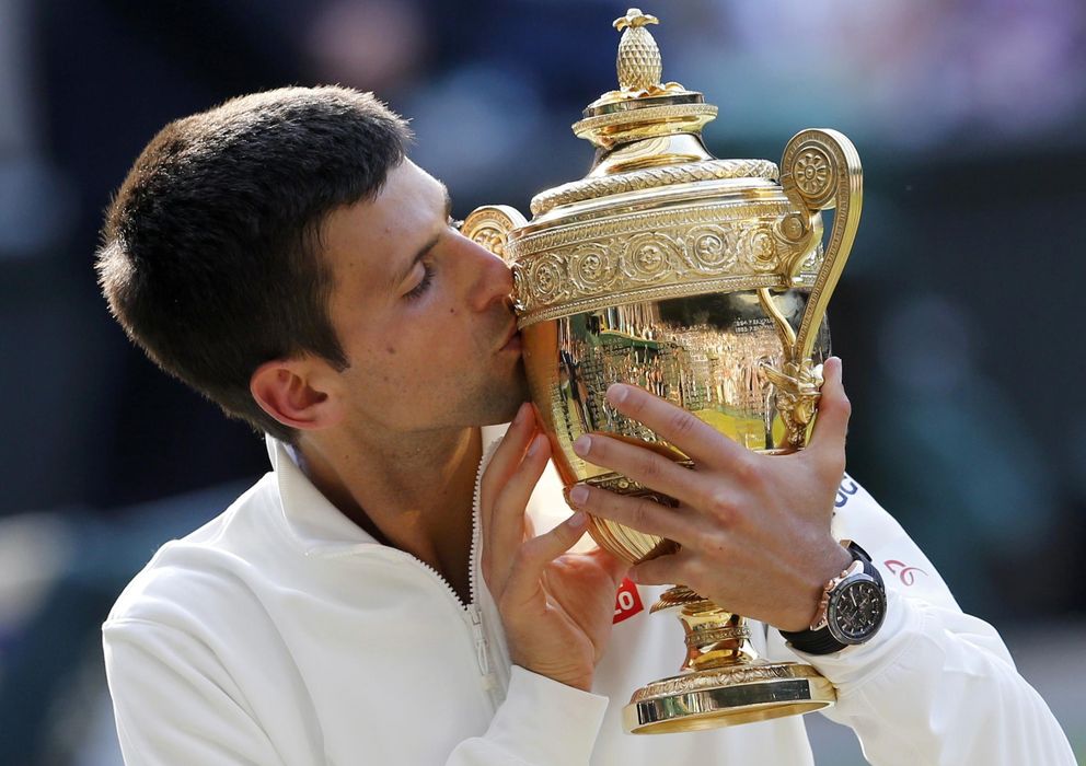 Foto: Djokovic celebra su segunda victoria en Wimbledon (Reuters).
