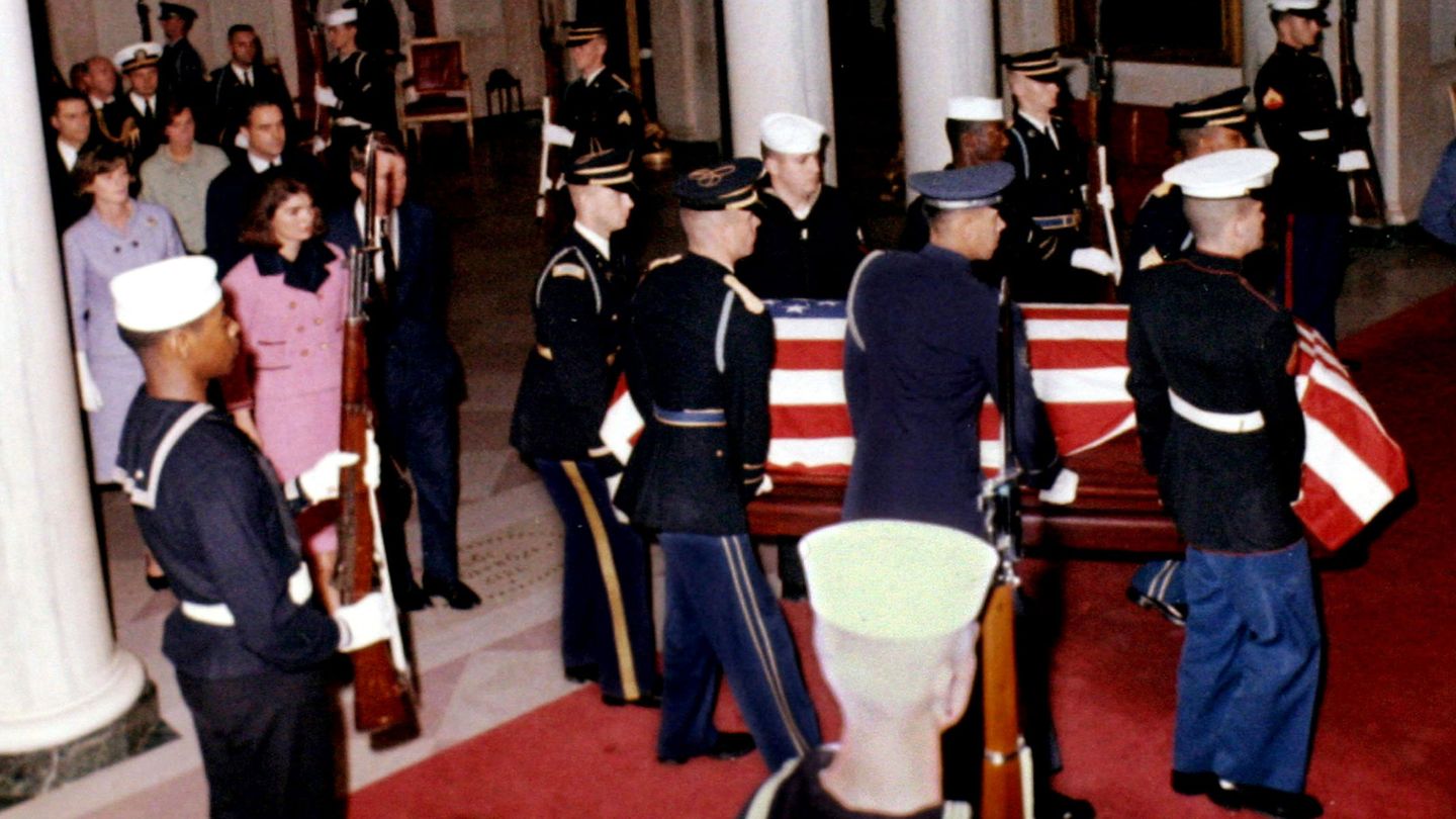 Jacqueline Bouvier Kennedy con su traje rosa entrando en la Casa Blanca tras el ataúd de su esposo. (Reuters)