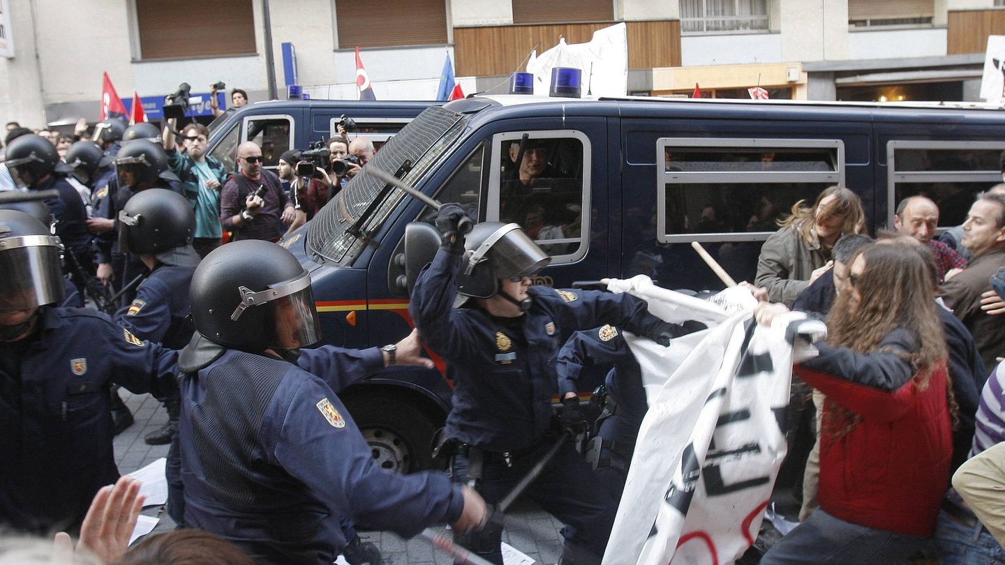 Antidisturbios, durante el 15-M. (EFE)
