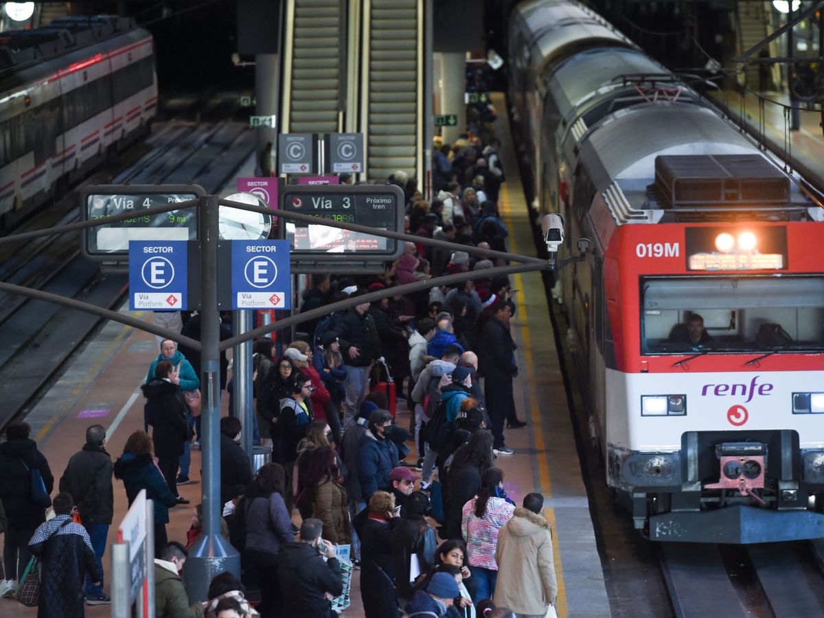 Foto: Decenas de personas en un andén de Cercanías en la estación de Atocha. (Europa Press/Gustavo Valiente)