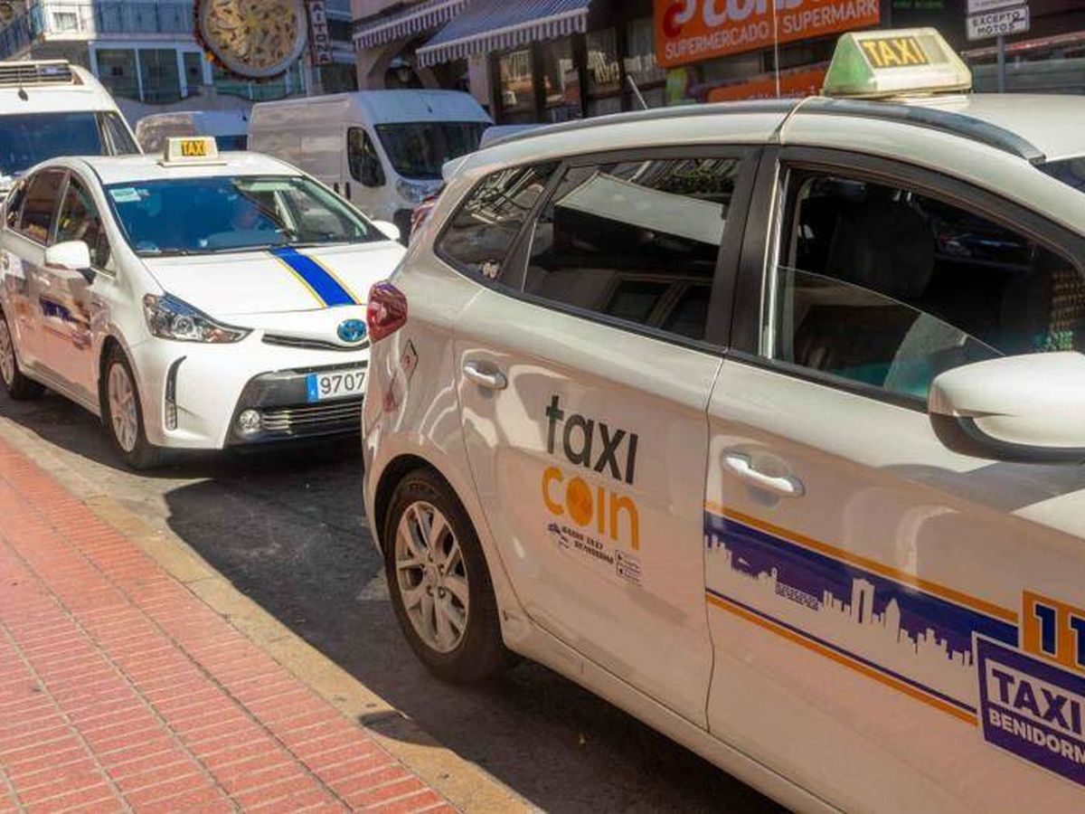 Foto: Vista de unos taxis de Benidorm. (Ayuntamiento de Benidorm)