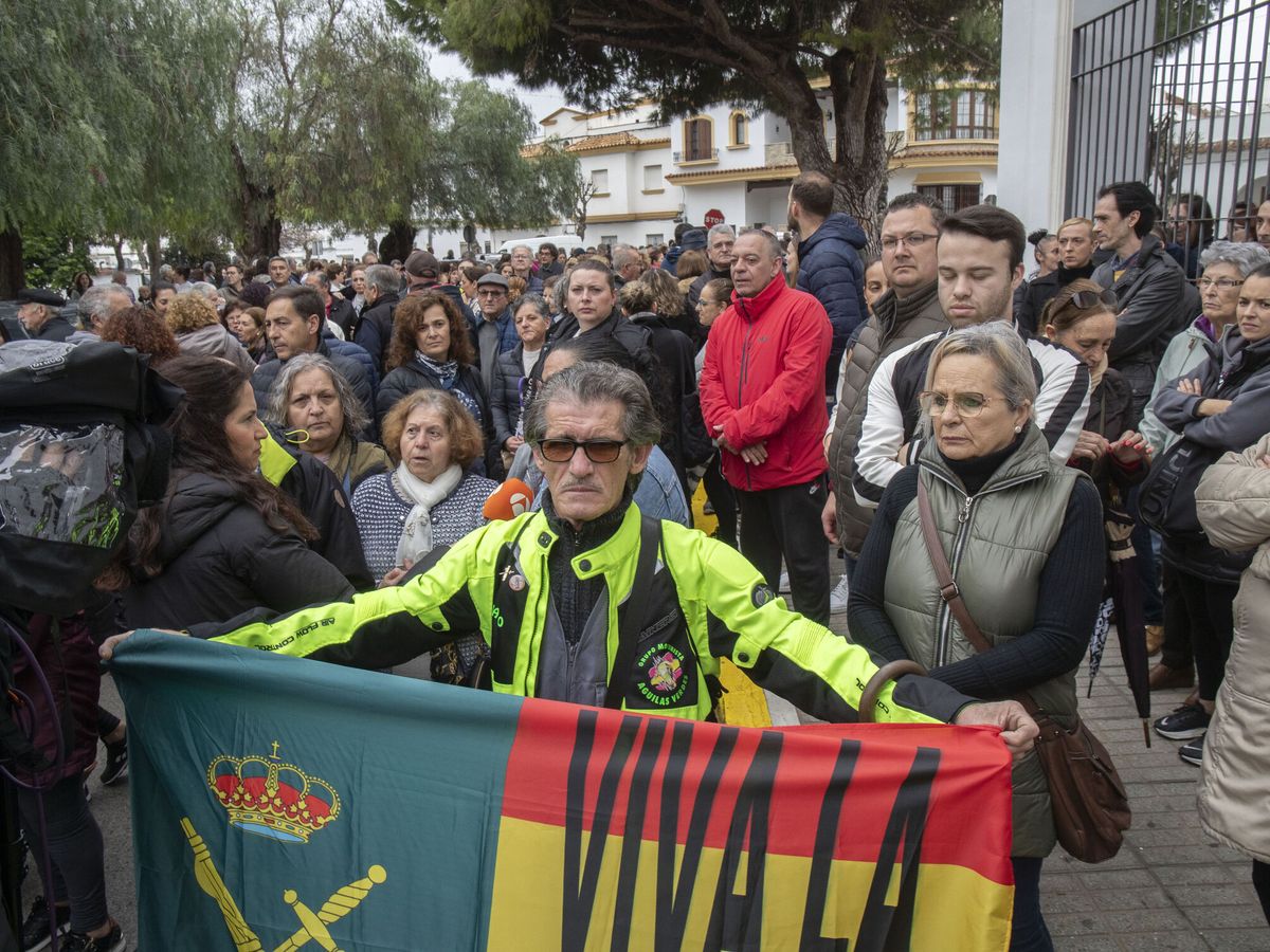 Foto: Minuto de silencio en Barbate (Cádiz) en repulsa por la muerte de los dos agentes. (EFE/Román Ríos)