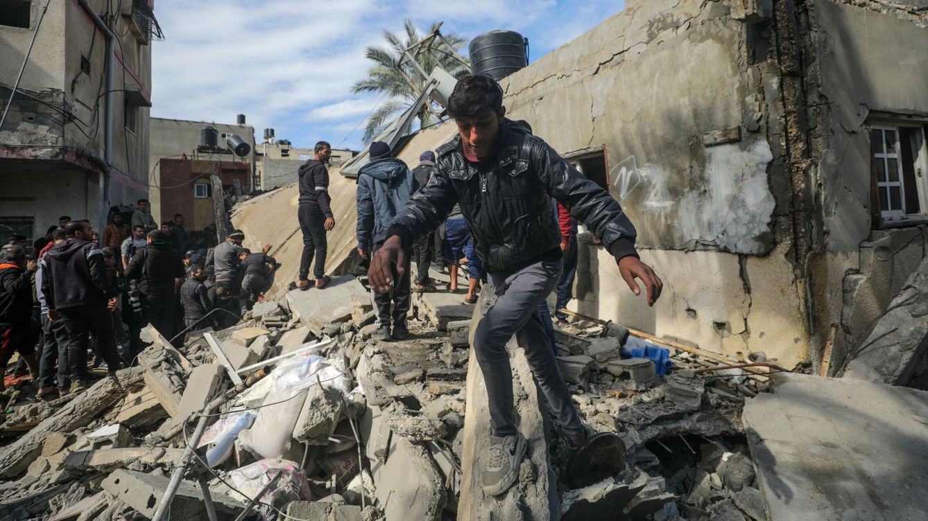 Foto: Un palestino entre las ruinas de una casa tras un ataque en Gaza (EFE/Mohammed Saber)