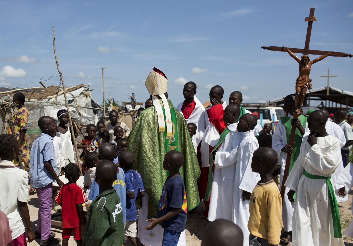 El arzobispo de Bangui, Dieudonne Nzapalainga, en un campamento de desplazados en Bangui. (Reuters)