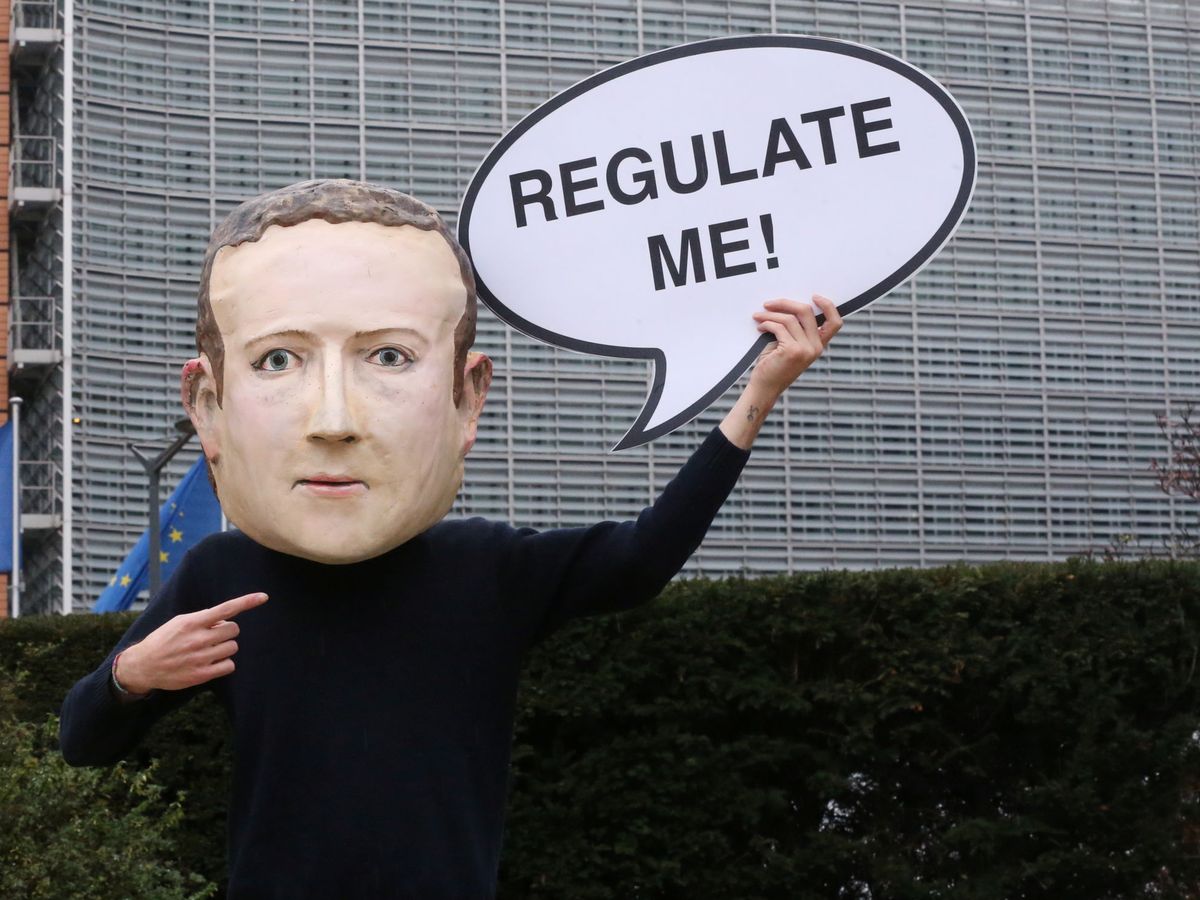 Foto: Un activista con una máscara de Mark Zuckerberg. (Reuters)
