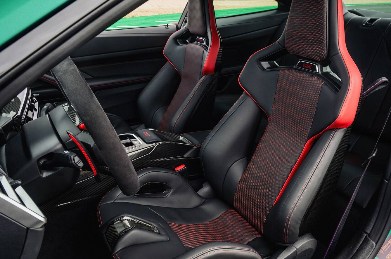 Los asientos M Carbon son de serie y presentan una combinación de los colores negro y rojo.