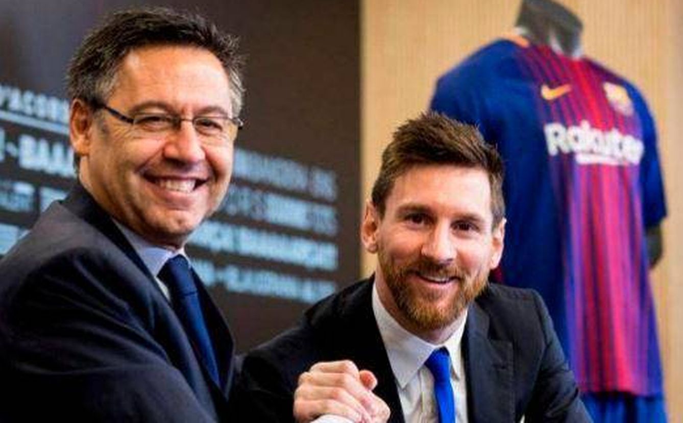 Josep Maria Bartomeu y Leo Messi, tras la última renovación del argentino con el Barça, en 2017. (EFE)