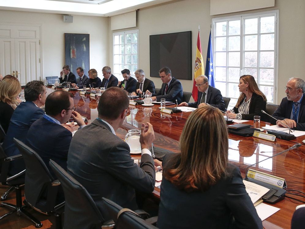Foto: Pedro Sánchez presidente, este jueves, el comité de coordinación para el seguimiento de la situación en Cataluña con el ministro Fernando Grande-Marlaska. (Moncloa)