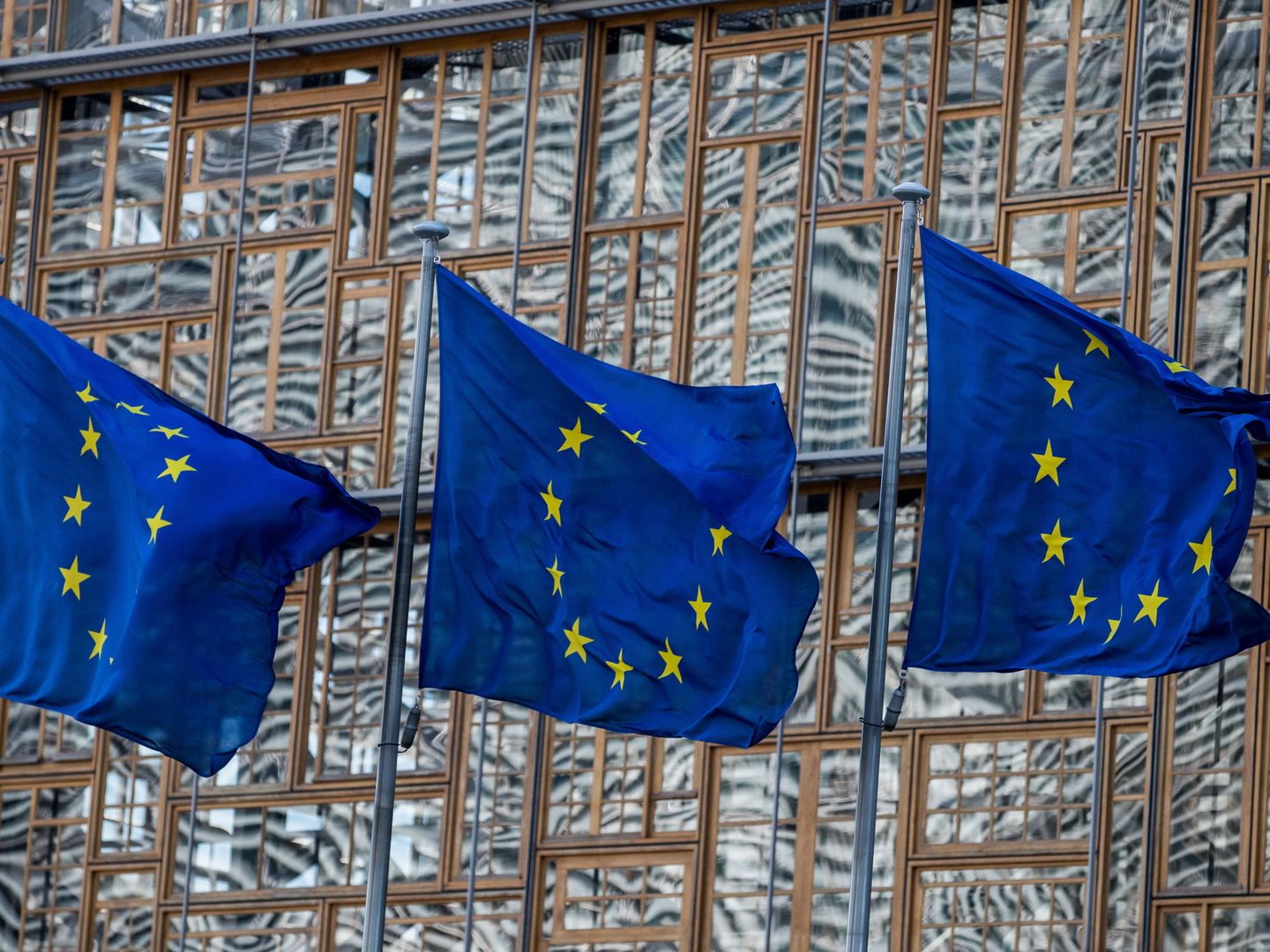 Banderas de la Unión frente al Consejo Europeo en Bruselas. (EFE)