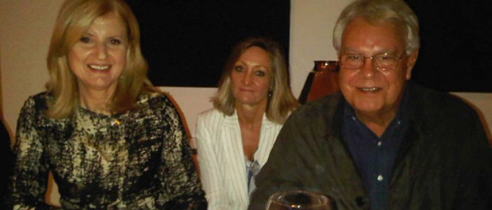 Foto: El ‘Prisatour’ de la editora del Huffington: Jockey y cena con Felipe González en casa de Cebrián