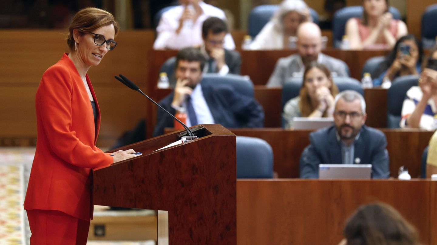 Imagen de archivo de Mónica García dirigiéndose al pleno de la Asamblea de Madrid. (EFE/Javier Lizón)