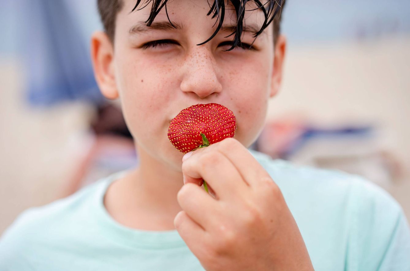 Las fresas están disponibles todo el año y son un alimento versátil ideal tanto para niños como adultos. (Pexels)