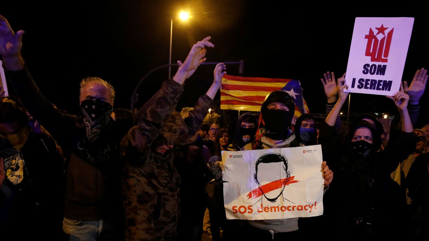 Grupo de manifestantes separatistas claman contra el Rey. (Reuters)