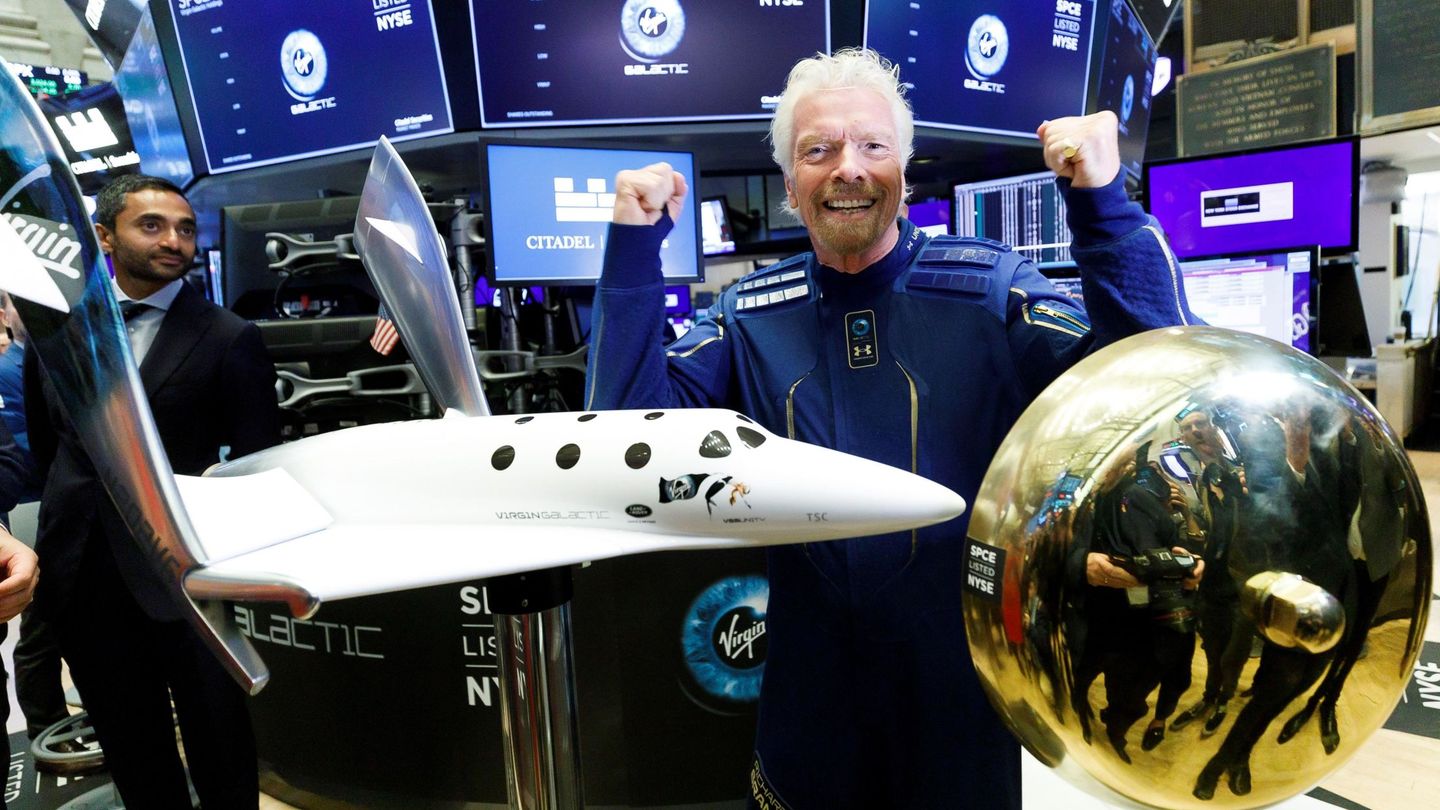 El fundador de Virgin Galactic Holdings, Richard Branson, celebra la salida a bolsa