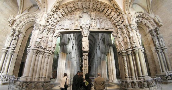 Foto: Visitantes en la Catedral de Santiago de Compostela, frente al Pórtico da Gloria. (EFE)
