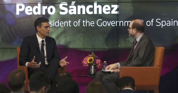 Foto: El presidente del Gobierno, Pedro Sánchez, en el Foro Reuters, con el editor jefe de la agencia, Stephen Adler. (Reuters)