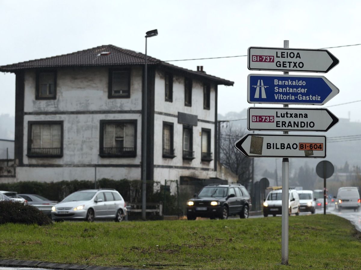 Foto: Señales que marcan la dirección de varias localidades en Bizkaia. (EFE) 