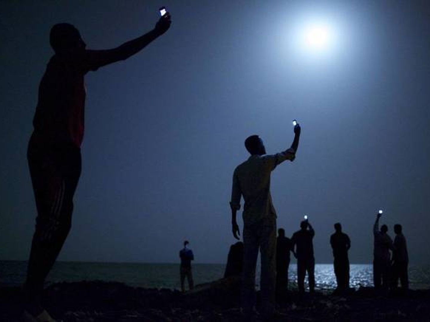Inmigrantes en la costa de Yibuti. (John Stanmeyer)