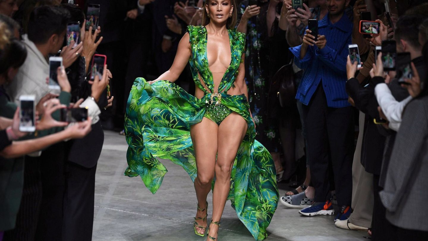 Jennifer Lopez cerrando el desfile de Versace (EFE)