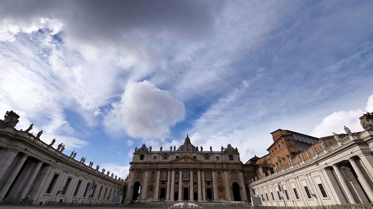 El Vaticano rectifica tras amenazar con despedir a los trabajadores que no se vacunen