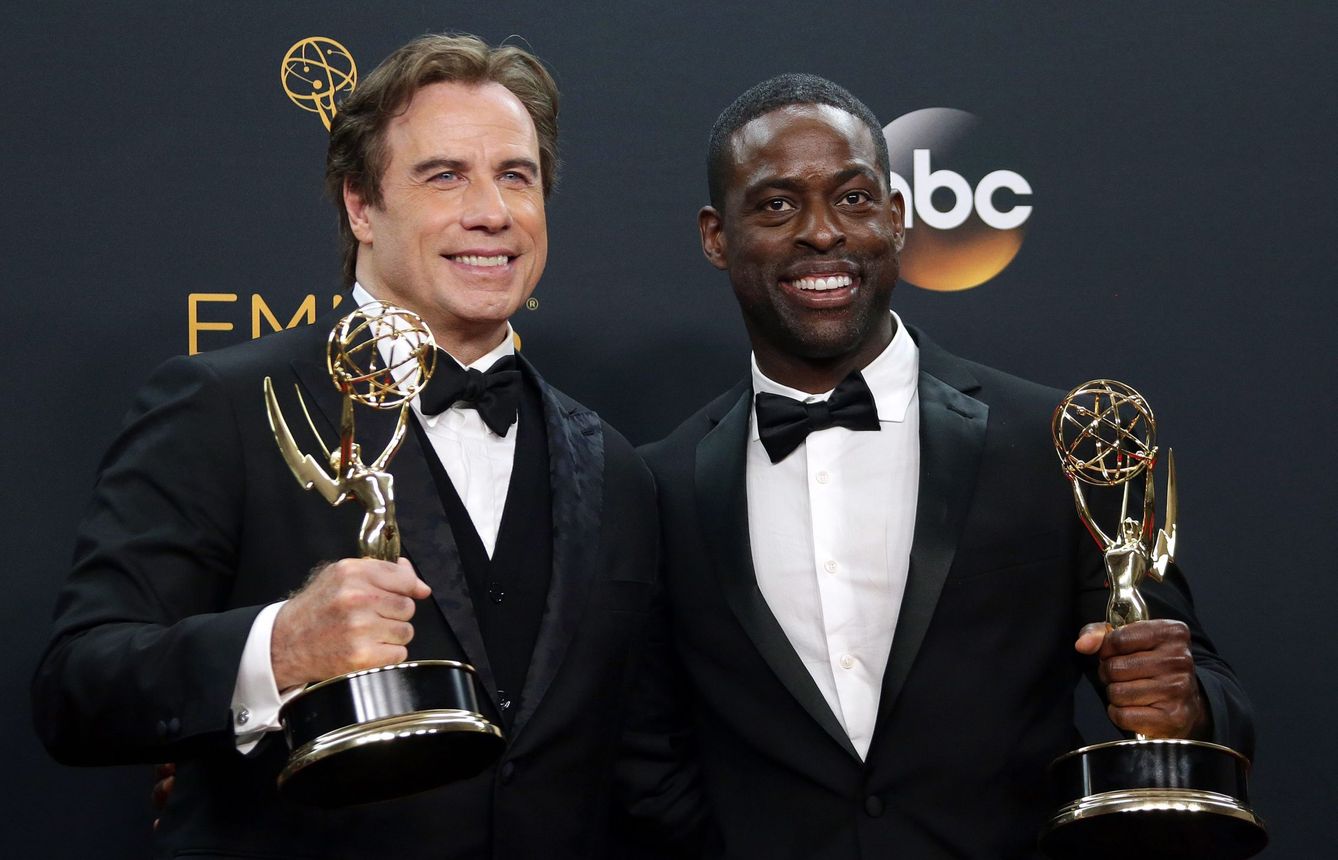 John Travolta y Sterling K. Brown en la gala de los Emmy 2016. Foto: EFE EPA MIKE NELSON